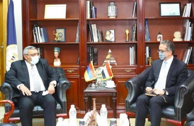 لقاء السيد هراتشيا بولاديان سفير جمهورية ارمينيا لدى مصر، مع معالى وزير السياحة والآثار السيد خالد العناني